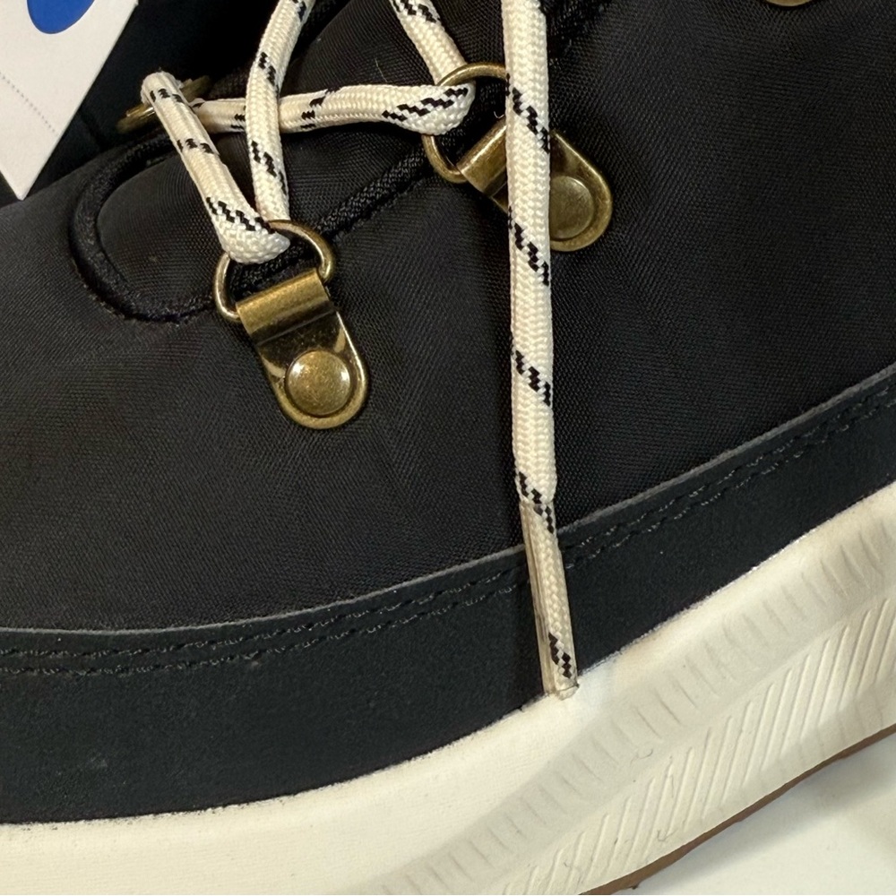 Universal Thread Black & White Snow Boots Women’s Size 7 NWT - Picture 4 of 11